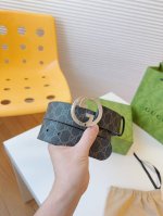 特 Gucci 配饰不断为经典注入新意，焕新演绎品牌典藏元素。在这款腰带上，其独特的创意和革新，赋予整个造型以别致魅力。这款腰带以匠心打造，巧妙融入流行风格；时