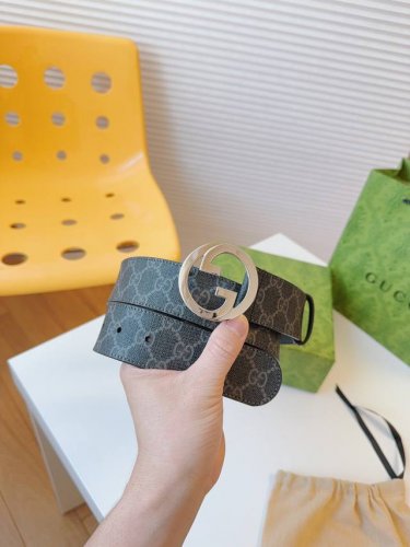 特 Gucci 配饰不断为经典注入新意，焕新演绎品牌典藏元素。在这款腰带上，其独特的创意和革新，赋予整个造型以别致魅力。这款腰带以匠心打造，巧妙融入流行风格；时