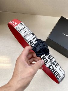 特 宽度4.0Cm Versace 范思哲 此款Palazzo腰带采用牛皮革面料制作，并饰有Le Pop Classique图案印花和标志性的美杜莎五金配件。