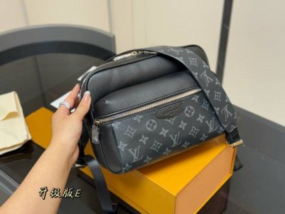 折叠盒 客人定的男士 高品质 超实用，配色又好着 低调 一包多种背法， 既可以斜挎 头层牛皮 26.19Cm