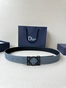Dior 宽度3.5Cm 这款不锈钢金属腰带扣、是季节男装系列新品，展现 Dior 经典的藤格纹图案。可与各式35毫米腰带搭配，彰显经典风格。