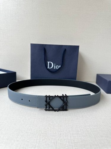 Dior 宽度3.5Cm 这款不锈钢金属腰带扣、是季节男装系列新品，展现 Dior 经典的藤格纹图案。可与各式35毫米腰带搭配，彰显经典风格。