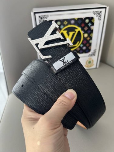 品名：Lv..路易..威登原单 材质：原单牛皮腰带 百分百头层牛皮腰带保证真皮钢扣，专柜原单品质、做工精细，时尚大牌，送人自用首选 包装： 请认准如图专柜包装赠