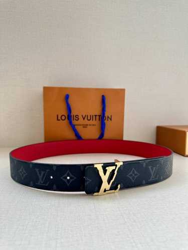 代购级 Lv男士腰带 本款 4.0宽 Lv Initiales 双面腰带拼合经典 Monogram 帆布和素色皮革，搭配中央 Lv 字母搭扣，为路易威登爱好者提