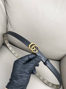 特 Gg 2.0宽度 Marmont系列每一季都会推陈出新，为灵感源于70年代的标志性Gg配件注入现代精髓。这款Gg Supreme帆布窄版腰带反面采用黑色皮革
