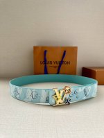 特 4.0宽 Lv Aqua 双面腰带为传统设计引入现实主义意趣。Monogram Aqua 帆布以 3D 水滴图案模糊 Monogram 图案的经典轮廓，将相