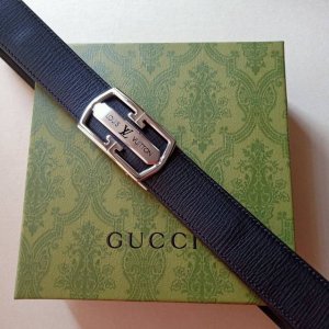 品牌:路易威登 价格:特 尺寸:带宽34Mm 正品尺寸 五金材质:专柜精品扣，真空电镀，工艺精细 带身材质:天然头层牛皮.质感十