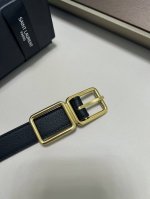 特P210 圣罗兰Ysl 腰带方扣镌刻Saint Laurent Paris标志，设有纹理金属叠环。 牛皮革宽度：2厘米/0.8英寸 金属配件--