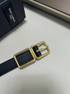 特P210 圣罗兰Ysl 腰带方扣镌刻Saint Laurent Paris标志，设有纹理金属叠环。 牛皮革宽度：2厘米/0.8英寸 金属配件--