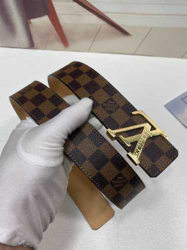 Lv：男士腰带 原单面料,內衬头层牛皮磨砂底，搭配原单扣.带扣和牛仔装相得益彰，彰显一派休闲气息.专柜宽度4.0 配全套包装礼盒