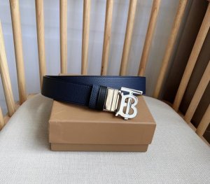 burberry 巴宝莉专柜同步上新 双面两用的意大利制腰带 精选光滑皮革与粒纹皮革制成 配有亮泽抢眼的专属标识造型搭扣 宽:3.5Cm 经典商务腰带休闲男士首