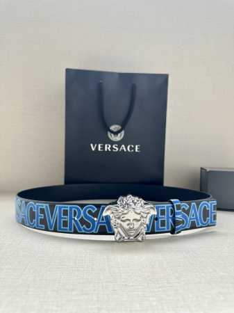 宽度3.8Cm Versace 此款印花底黑色腰带采用小牛皮制成，金色搭扣饰有品牌标志性的美杜莎头像！ - 点击图像关闭