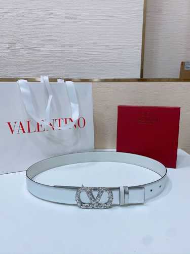 Vlogo Signature搭扣，饰以施华洛世奇仿珍珠 -施华洛钻 花纹搭扣 -进口小牛皮材质 进平纹带身 -宽度：3厘米