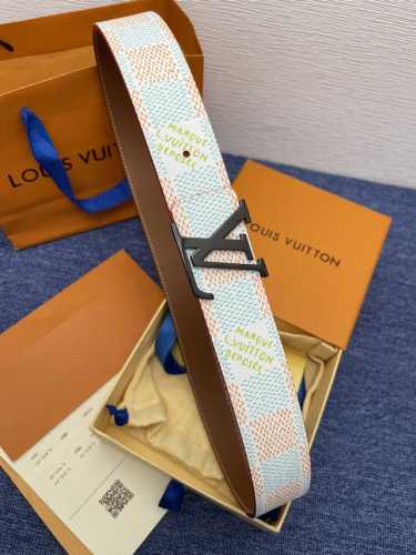 品牌 Lv 4.0Cm 特 描述 这款饰有Lv带扣的腰带配以水牛皮衬里，覆以Monogram 牛皮。展现细腻的品牌特质，是牛仔裤的理想配件 Lv字母带扣 Mon