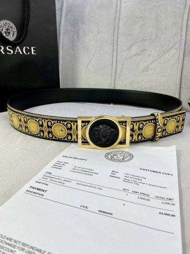 宽度4.0Cm Versace 范思哲 此款palazzo腰带采用牛皮革面料制作，并饰有le Popclassique图案印花和标志性的美杜莎五金配件。