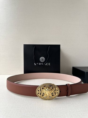 宽度：4.0Cm 范思哲 此款椭圆五金配件、腰带饰有标志性的Versace美杜莎头像扣，彰显品牌格调。是一款精美的衣橱必备单品。