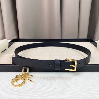 Dior 23 新Cd针扣 内侧饰以 Christian Dior paris 标志 浅金色饰面金厲细节 浅金色饰面金属 D.L.0.R. 吊饰 牛皮革 2.0