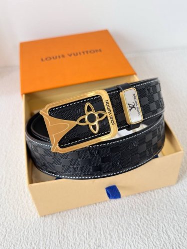 品名： Lv..路易..威登腰带皮带原单 型号：挂扣，经典纯钢材质挂扣，头层牛皮，图片实物拍摄 材料：头层牛皮，挂扣系列，纯钢材质扣头，钯镀电镀工艺永不掉色。经