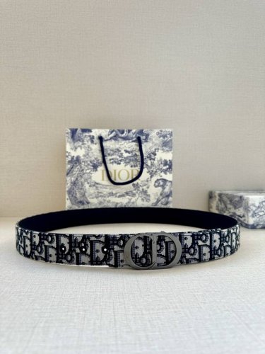 宽度3.5 Cm Dior 迪奥两面腰带款式迷人多样，采用多种材质精心打造，为各式廓形增添点睛之笔，彰显优雅醒目的气质。向迪奥钟爱的细节艺术致敬，彰显非凡的高雅