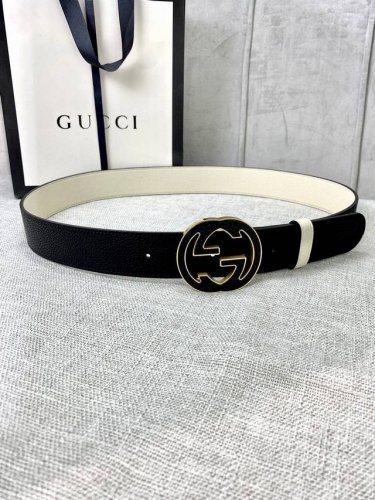 特 宽度3.8Cm Gucci Gg Marmont系列每一季都会推陈出新，为灵感源于70年代的标志性原版gg6.0Cm钢扣配件注入现代精髓。这款双色头层牛皮腰