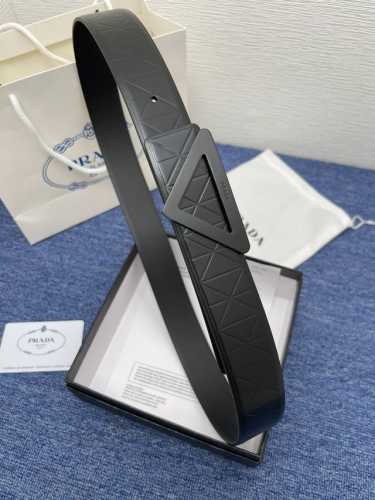 普拉达 双面原版皮，原板扣、这款饰有带扣的腰带配以水牛皮衬里，覆以Monogram 牛皮。展现细腻的品牌特质，是牛仔裤的理想配件 Monogram牛皮；2024