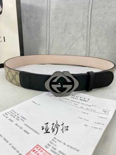 宽度4.0Cm Gucci 这款腰带在早秋系列中惊艳亮相，采用以标志性米色 乌木色组合呈现的品牌双G字母交织图案，与黑色皮革材质相得益彰。双G菱形砂扣采用做旧效
