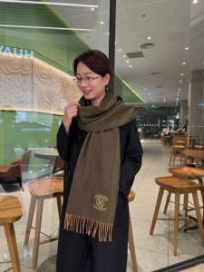 Hermes 爱马仕拼色羊绒围巾 重磅推荐！100%顶级羔羊绒材质。高端货，羊绒垂感肉眼可见非常保暖，柔软亲肤不扎脖。经典双面拼色设计，一条围巾两种风格男生女生