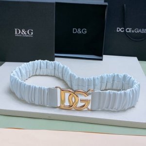 Dg 徽标卷褶牛皮弹力腰带，整体包裹软质卷褶牛皮覆层，风格干练摩登，浅金色、银色 电镀金属 Dg 徽标搭扣 4Cm 尺寸S M L Xl