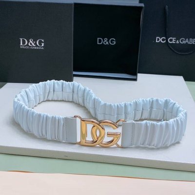 Dg 徽标卷褶牛皮弹力腰带，整体包裹软质卷褶牛皮覆层，风格干练摩登，浅金色、银色 电镀金属 Dg 徽标搭扣 4Cm 尺寸S M L Xl