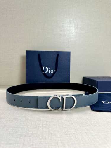 特P170 Dior 这款双面腰带结合典雅气质与摩登风范。双面均采用粒面牛皮革精心制作，一面为黑色，另一面为天蓝色、可搭配各式 35 毫米腰带扣，更添精致，打造