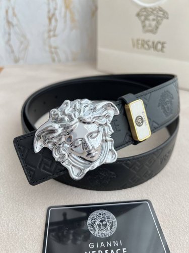 品名：Versace.范思哲原单腰带 皮带 型号：挂扣，经典人头纯铜材质扣头，图片实物拍摄 材料：百分百头层牛皮，保证真皮。24K纯铜扣双面可用专柜同等质量，
