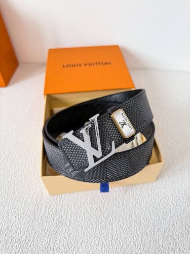 品名 Lv..路易..威登腰带皮带原单 型号 挂扣 经典纯钢材质挂扣 头层牛皮 图片实物拍摄 材料 头层牛皮 挂扣系列 纯钢材质扣头 钯镀电镀工艺永不掉色 原版
