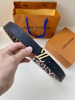 特 本款 Lv Initiales 30 毫米双面腰带拥有 Damier 以金属 Lv Initiales 搭扣注入经典底蕴。