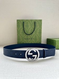 宽度3.8Cm Gucci 这款双面腰带巧妙融合gg Supreme帆布与头层品牌纹理材质，演绎历久弥新的实用设计理念。富有辨识度的双g配件再现典藏搭配，诠释当