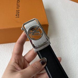 代购级 Lv男士自动腰带 新款进口小牛皮，手感细腻柔软。搭配纯钢自动精品钢扣，男士必备！宽度：3.5Cm