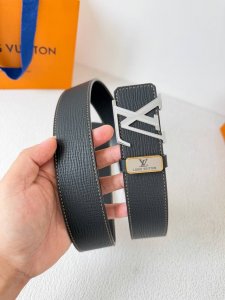 品名： Lv..路易..威登腰带皮带原单 型号：挂扣，经典纯钢材质挂扣，头层牛皮，图片实物拍摄 材料：头层牛皮，挂扣系列，纯钢材质扣头，镀钯电镀工艺永不掉色。原