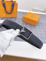 寬度：35Mm Lv S-Lock系列 寬度3.5Cm 驢家法國原廠荔枝紋皮料 搭配独特的圆圈字母钢扣 雙面用