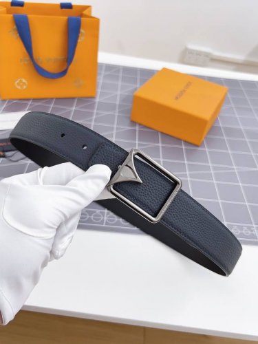寬度：35Mm Lv S-Lock系列 寬度3.5Cm 驢家法國原廠荔枝紋皮料 搭配独特的圆圈字母钢扣 雙面用