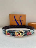 4.0宽 男装系列跟随丹迪水手的步伐开启一场环球之旅。此款 Lv Tag 双面腰带将冲浪风格图案铺陈于一面，唤起畅游热带岛屿的美好记忆，翻转即现经典 Monog