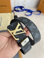 品名： Lv..路易..威登腰带皮带原单 型号：挂扣，经典纯钢材质挂扣，头层牛皮，实物拍摄 材料：头层牛皮，挂扣系列，纯钢材质扣头，钯镀电镀工艺永不掉色。原版头