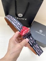 宽度4.0Cm 范思哲 此款粒面牛皮革腰带饰有一枚彩色3D美杜莎腰带扣和代表不断演进的Gold Hibiscus印花 用芙蓉花对往季的Barocco印花加以重新