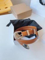 Celine 赛琳 的品牌形象出自女性之手，专为女性打造，采用舒适材料精工细作。展现女性风采的法国奢侈品牌。赛琳品牌风格浓烈、洒脱独立，让女性时刻挥洒自如，彰显