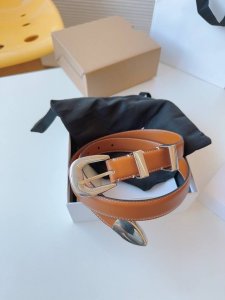 Celine 赛琳 的品牌形象出自女性之手，专为女性打造，采用舒适材料精工细作。展现女性风采的法国奢侈品牌。赛琳品牌风格浓烈、洒脱独立，让女性时刻挥洒自如，彰显
