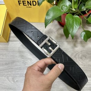 Fendi 芬迪 全套包装 专柜同款 宽40Mm 标志造型宽皮带。原版针扣，进口原版小牛皮制成，印有浮雕黑Ff 图案。镀金表面金属制品，品质保证。