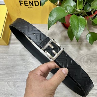 Fendi 芬迪 全套包装 专柜同款 宽40Mm 标志造型宽皮带。原版针扣，进口原版小牛皮制成，印有浮雕黑Ff 图案。镀金表面金属制品，品质保证。
