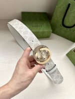 特 宽度：3.8Cm Gucci经典双G标识依旧是Gucci系列的重要设计元素。这款女士宽版皮革腰带采用米色和白色Gg Supreme帆布制成，沿用这一经典设计