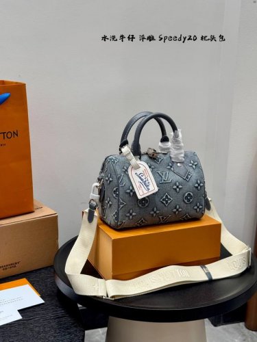 礼盒包装 Lv 丹宁牛仔浮雕Logo Speedy20枕头枕头包 可单肩可斜挎 真的好随性，布料柔软随意，更好搭。 颜色也没有那么刻意，非常自然的水洗牛仔，真的