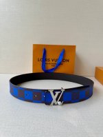 本款4.0宽 Lv Initiales 双面腰带出自 春夏男装秀场，为 Damier Po 帆布浸染潮流新色，翻转可见光滑素雅牛皮革。Lv 字母搭扣与崭新 Lo