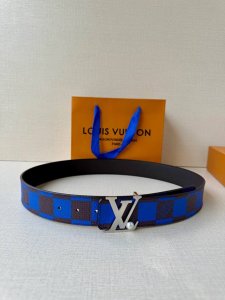 本款4.0宽 Lv Initiales 双面腰带出自 春夏男装秀场，为 Damier Po 帆布浸染潮流新色，翻转可见光滑素雅牛皮革。Lv 字母搭扣与崭新 Lo
