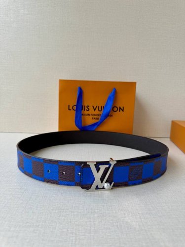 本款4.0宽 Lv Initiales 双面腰带出自 春夏男装秀场，为 Damier Po 帆布浸染潮流新色，翻转可见光滑素雅牛皮革。Lv 字母搭扣与崭新 Lo